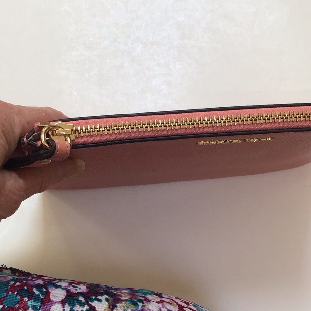 Michael Kors Wristlet Wallet Jet Set Large Clutch Pink Pebbled Leather NWOT - Picture 8 of 11